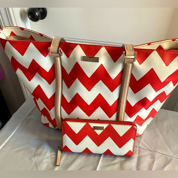 kate spade Handbags - Kate Spade 2 pc set: NY Extra Large Day Tote and wallet with Zip-Around closure.